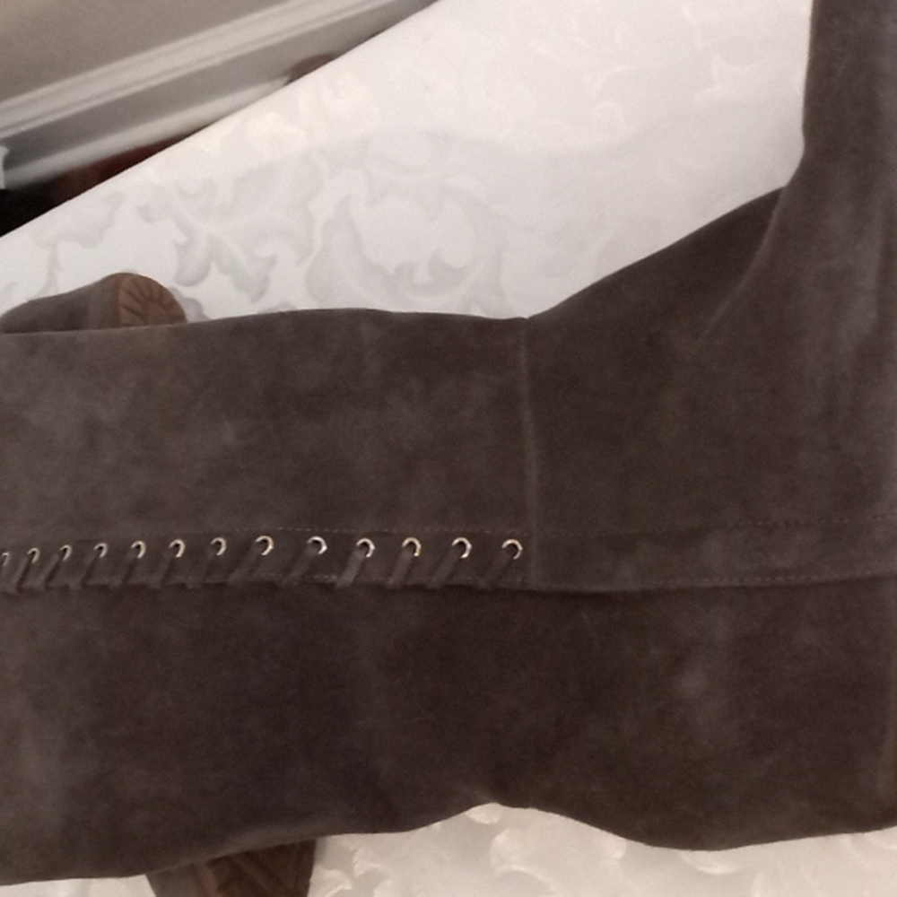 Isola Ladies Gray 100% Leather/Suede Boot. Size 8M